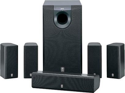 Sort Yamaha AV3105 hjemmebiografsystem bestående af en basrefleksboks, 4 kompakte højttalere og en centerhøjttaler