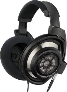 Sennheiser HD 800 S musta matist plastikust ja metallist traadiga avatud hifi-kuuldekapp, suur ümberkaudne õhukeste avadega võrega kuuldepadjand, millel on kirjas "High Definition Driver 300 Ω", pehmendatud peahoide ja eemaldatava kaabliga, lähedalt vaadatuna kolmveerandnurgast.