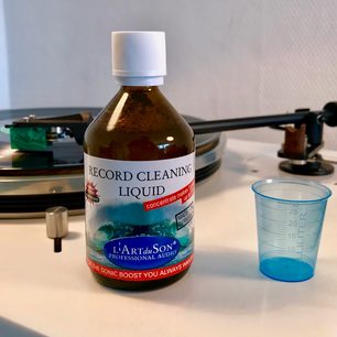 Hnědá lahvička čisticí kapaliny na vinylové desky "L'Art du Son Record Cleaning Liquid", koncentrát, 25 ml, a modrá odměrka