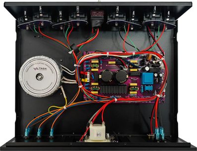 Condicionador de red Taga Harmony PC-9000DC plateado con tapa abierta, transformador circular a la izquierda, circuitos y cableado de colores