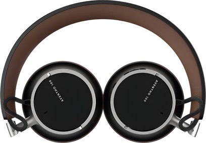 Beyerdynamic AVENTHO 100 kablosuz kulaklık, kahverengi, üstten görünüm; siyah kafa bandı kahverengi deri kaplamalı, gümüş metal çerçeveli siyah dairesel kulak yastıkları, görünen örgülü kablolarla birbirine bağlı