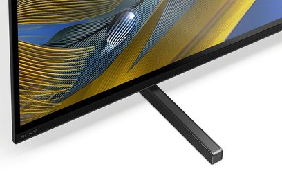 Sony XR-77A80JAEP fladskærms-TV, smal sort ramme, rektangulært sort fod, frontvisning, bølgede gule og blå mønstre på skærmen