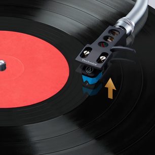 Technics SL-100CEG-K musta hi-fi-levysoitin. Äänivarsi äänirasian kanssa. Punainen levylautanen. Ohjauspainikkeet.