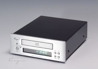 Cayin CD-12A sølvfarvet CD-afspiller, set forfra, front med digitalt display, knapper og CD-skuffe