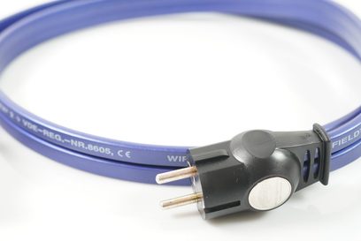 Przewód zasilający Wireworld Aurora 7 1,5 m, płaski niebieski PVC, czarna europejska wtyczka męska z boczną srebrną wstawką i dwoma metalowymi bolcami, widok zbliżeniowy po przekątnej