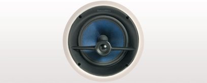 Bowers & Wilkins CCM818 indbygget højttaler, tæt forfra, blå højttaler i midten i en hvid, cirkulær ramme