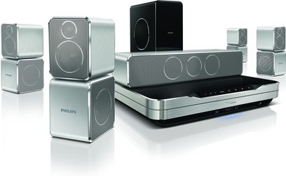 Philips HTS9520 hjemmebiografsystem, grå Blu-ray-forstærker, 5 kubiske aluminiumshøjttalere, rektangulær basreflekskabinet, på en blank hvid overflade