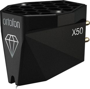 Ortofon MC X50 melna hi-fi vinila atskaņotāja kasetne, skats leņķī, šķautņains korpuss ar dimanta logotipu un zeltītiem kontaktiem