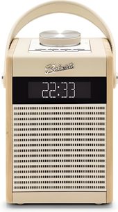 Rádio Roberts Rambler Midi v krémové barvě z krémového plastu s bočními panely ve světlém dřevěném dekoru, pohled zepředu s horní obloukovitou rukojetí, kovovým otočným knoflíkem na vrchní straně, černým digitálním displejem a širokým horizontálním perforovaným mřížkováním