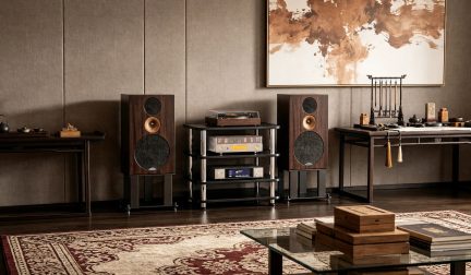 Koyu ahşap kaplamalı pikap, amplifikatörler ve kule hoparlörlerden oluşan şık bir salondaki hi-fi sistemi