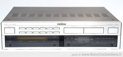 Forfra set af Revox B260 FM-tuner, sølvfarvet frontpanel med knapper, displayskærm, stik og ventilationsgitter