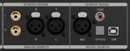 Garso ir skaitmeniniai jungtys ant juodo skydelio, įskaitant 2 RCA, 2 XLR analoginius, 1 XLR AES, 1 koaksialinį, 1 optinį, 1 USB