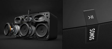 Svart Sonos høyttaler med synlige høyttalerelementer, sett forfra og fra høyre side