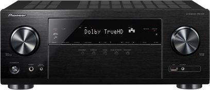 Pioneer VSX-831 sort home-cinema-forstærker, set forfra, sort front med sølvfarvede knapper og drejeknapper, LCD-skærm der viser "Dolby TrueHD", to sidetilsluttede højttalere