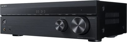 Sony STR-DH590, vue de trois quarts avant, boîtier noir, boutons circulaires, affichage numérique, connecteurs en façade