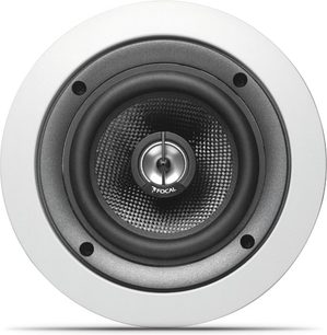 Vestavný reproduktor Focal Custom IC 105, pohled zepředu, kruhová perforovaná kovová mřížka, stříbrný centrální tweeter