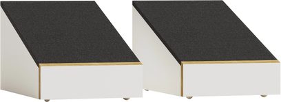 Para kolumn Dolby Atmos Monitor Audio Bronze AMS 7G w białym drewnianym obudowie z pochylonym wierzchem, pokrytym czarną tkaniną akustyczną z cienką jasną drewnianą obwódką, widok z trzech czwartych z przodu