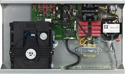 Indvendigt syn af en åben sort Micromega CD 20 CD-afspiller, der viser de elektroniske kredsløb og læsemekanismen