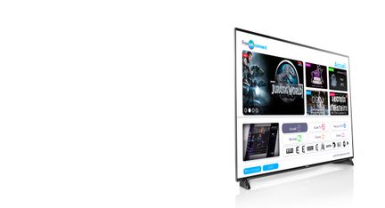 Ecrã de televisão inteligente a exibir uma interface de utilizador com miniaturas de filmes e séries, e um menu de navegação