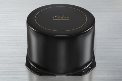 Интегриран стерео хи-фи усилител Accuphase A-48S, изглед отгоре, черен цилиндър, златен текст, матирана метална повърхност