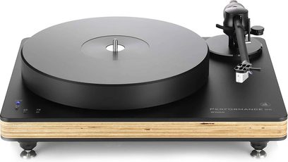 Hi-fi pladespiller ClearAudio Pack Performance DC Jubilee, set forfra, sort pladetallerken, tonearm til højre, metalfødder