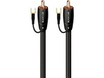 Audioquest Black Lab subwooferkabel, svart, forgylte hann-RCA-plugger med jordledning med gaffel, svart stripet ytterkappe