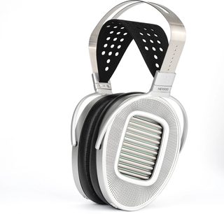 Open bedrade hifi-koptelefoon Hifiman HE1000 Unveiled, zijaanzicht, zilverkleurige ovale oorkussens, zwart geperforeerde hoofdband