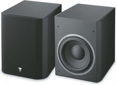 Focal SUB 300 P sort subwoofer i sort, set forfra og fra siden, kubisk form, cirkulær centralhøjttaler
