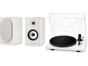 Audio komplekt Triangle valge vinüülplaadimängija ja valgete riiulikõlarite paar eestvaates ja 3/4 vaates
