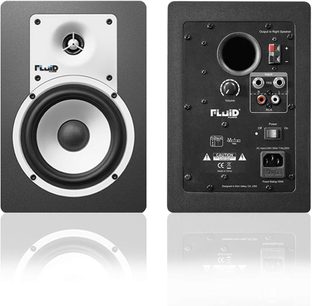 Fluid Audio C5 sort forstærket monitorhøjttaler, set forfra og bagfra, med højttaler, knapper og tilslutninger