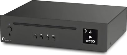Lecteur CD haute-fidélité Pro-Ject CD Box S3 noir mat, boîtier métallique compact en vue de trois-quarts avant droit avec fente de chargement frontale, quatre boutons ronds de commande, un bouton rotatif, prise casque et petit écran d’information à droite