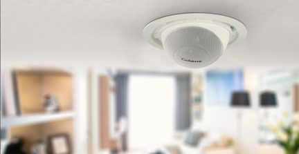 Haut-parleur de plafond encastré blanc, grille métallique perforée et cadre plastique ronds, vue de dessous