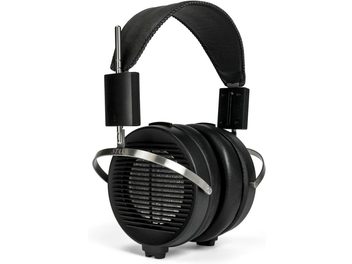 Odprte hi-fi slušalke STAX SR-X1, pogled od spredaj, črn usnjen naglavni trak, črne okrogle ušesne blazinice z kovinskimi mrežicami in srebrnimi stranskimi nosilci