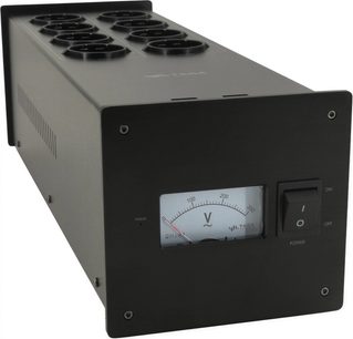 Taga Harmony PF-1000LPS sort, set fra en vinkel, 8 runde stik på toppen, voltmeter og afbryder på fronten
