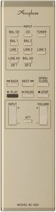 Mando a distancia Accuphase RC-250 en metal dorado, vista frontal, numerosos botones de entrada y reproducción, controles deslizantes de volumen e input