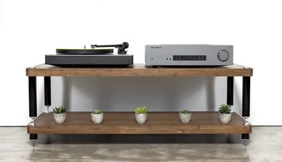 Cambridge Audio CXA61 stereo hi-fi forstærker i antracitgrå med sølv- og platinfinish, vinylafspiller på træmøbel, set forfra