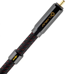 Digital koaksialkabel med forgyldt RCA-stik, sort og rød flettet kappe, sort ende med gyldent logo og gul pil