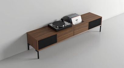 AV nábytek Clic Classic Series model 1541 z ořechového dřeva, čelní panely v černé barvě, přihrádka na vinylové desky, gramofon, pohled ze tří čtvrtin