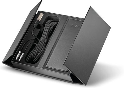 Focal Utopia 2022 open hoofdtelefoon, zwart, in zwarte lederen doos, zwarte gevlochten kabel, licht hellende vooraanzicht