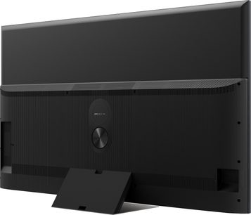 TCL 65C831 2022 sort TV, slukket skærm, set lidt fra siden forfra, på hvid baggrund