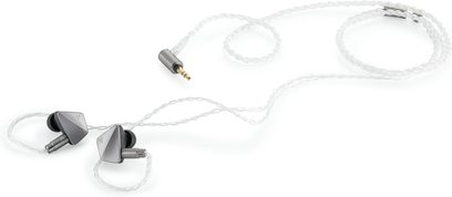 Astell&Kern ZERO 1 in-ear hovedtelefoner med trekantede grå kabinetter, sorte ørepropper og hvid snoet kabel med forgyldt jackstik