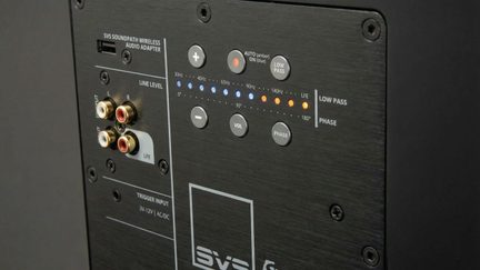 Bakpanel på SVS-subwoofer med reglage för volym, frekvens, fas och RCA-ingångar