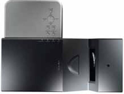 Sanyo PLC-XL50 sort videoprojektor, set forfra og fra siden, med linse og ventilationsgitter, modelnavnet er påskrevet