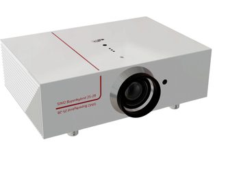 Vidéoprojecteur SIM2 blanc vu de trois quarts, avec objectif noir en façade, liseré rouge et flanc rainuré
