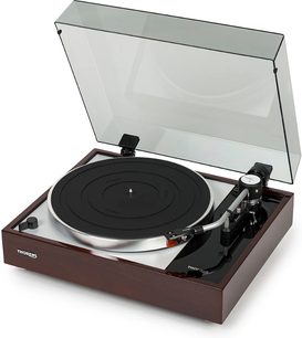Lackerad valnötsfärgad skivspelare Thorens TD 1500, öppen huv, vy ovanifrån 3/4 framifrån höger, placerad på mörk träsockel