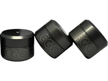 Drei zylindrische Aktyna EGO Anti-Vibrationsdämpfer aus satiniertem schwarzem Metall, mit sichtbarer EGO-Gravur an der Kante, leicht von vorne in der Gesamtansicht präsentiert