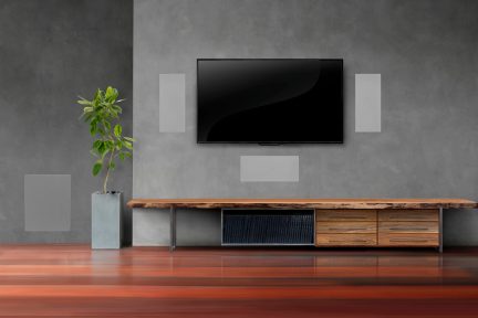 Træ-TV-møbel med grøn plante, fladskærms-TV og sort centerhøjttaler på grå baggrund