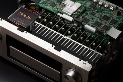 Denon AVR-X6300H sort hjemmebiografsforstærker, set oppefra, forfra med knapper, stik og synligt grønt printplade