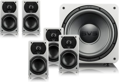Paket med SVS Prime 5.1 vitmålade högtalare bestående av en subwoofer, två bokhyllehögtalare och tre kompakta högtalare, sedda framifrån