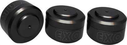 Drei Aktyna EXO Antivibrationsdämpfer aus mattschwarzem Metall, kompakte zylindrische Form mit leicht vertiefter Oberseite und seitlicher Beschriftung, Ansicht aus drei Vierteln